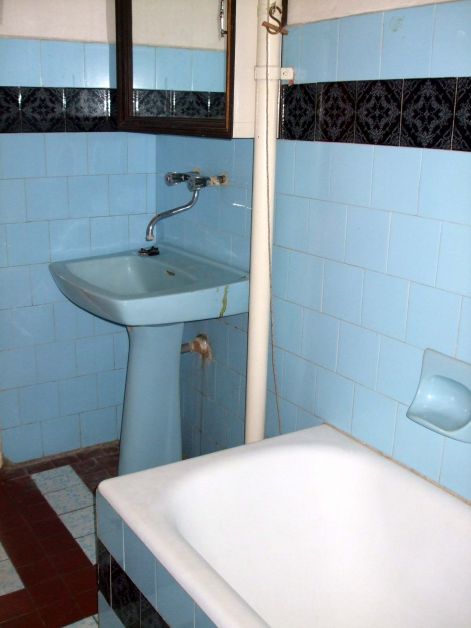A kerepesi családi ház fürdőszobája a mosdóval